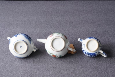 Drie Chinese blauwwitte en famille rose theepotten met deksels, Kangxi en Qianlong