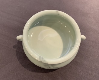Een Chinese faux marbre wierookbrander, Qianlong merk, 19/20e eeuw