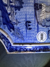 Une plaque en fa&iuml;ence de Delft en bleu et blanc &agrave; sujet maritime, 18&egrave;me