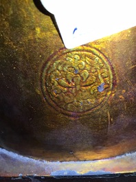 Een grote Chinese vergulde en ingelegd bronzen figuur van Zhenwu op verguld houten basis, Ming
