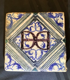 Twee majolica tegels uit het kasteel van Oiron, Frankrijk, 1545-1550