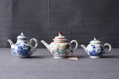 Drie Chinese blauwwitte en famille rose theepotten met deksels, Kangxi en Qianlong