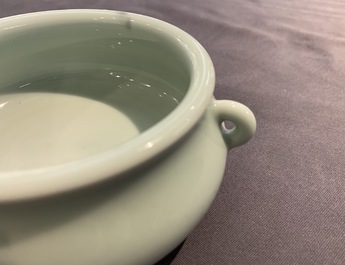 Een Chinese faux marbre wierookbrander, Qianlong merk, 19/20e eeuw
