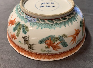 Un bol en porcelaine de Chine rose-verte, marque de Kangxi, 19&egrave;me