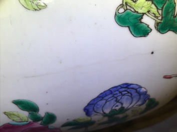 Une paire de vases en porcelaine de Chine famille rose, 19&egrave;me