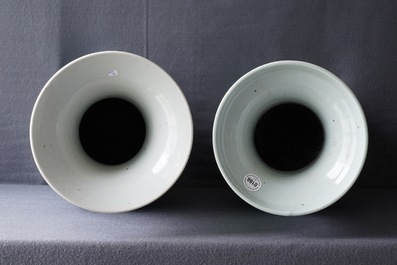 Deux vases en porcelaine de Chine bleu et blanc et famille rose, 19&egrave;me
