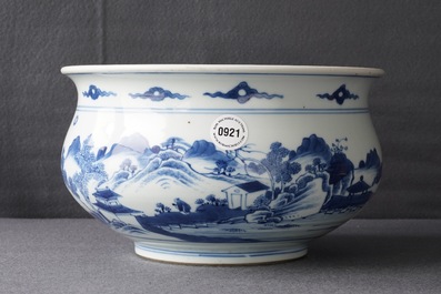Een Chinese blauwwitte wierookbrander met figuren in een landschap, Kangxi