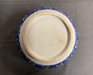 Een grote Chinese blauwwitte dekselkom met floraal decor, Kangxi