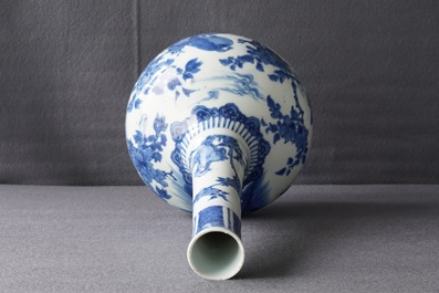 Un grand vase de forme bouteille en porcelaine de Chine bleu et blanc, Wanli