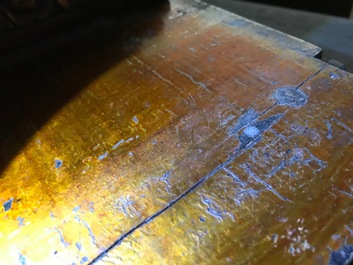 Een grote Chinese vergulde en ingelegd bronzen figuur van Zhenwu op verguld houten basis, Ming
