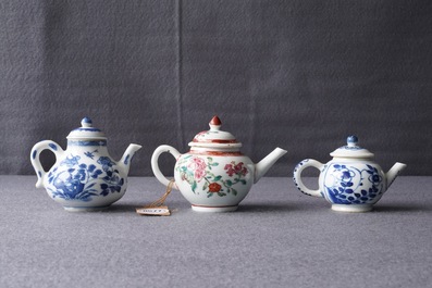 Drie Chinese blauwwitte en famille rose theepotten met deksels, Kangxi en Qianlong