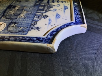 Une plaque en fa&iuml;ence de Delft en bleu et blanc &agrave; sujet maritime, 18&egrave;me