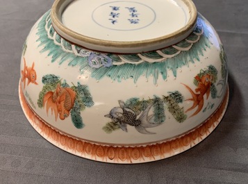Un bol en porcelaine de Chine rose-verte, marque de Kangxi, 19&egrave;me
