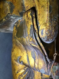 Een grote Chinese vergulde en ingelegd bronzen figuur van Zhenwu op verguld houten basis, Ming