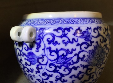 Een Chinees blauwwit vogelvoederbakje met Xuande inscriptie, Kangxi