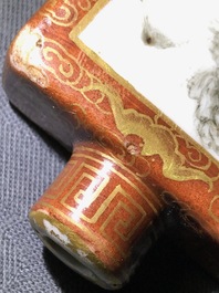 Une tabati&egrave;re en porcelaine de Chine grisaille, marque de Qianlong, 19/20&egrave;me