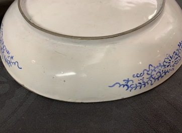 Een Chinees Canton email bord met Europees decor, Qianlong