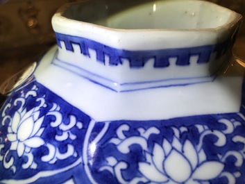 Een Chinese blauwwitte dekselvaas met floraal decor, Transitie periode