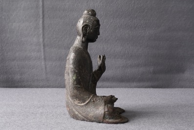 Une figure de Bouddha en bronze, Chine, Ming
