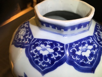 Een Chinese blauwwitte dekselvaas met floraal decor, Transitie periode