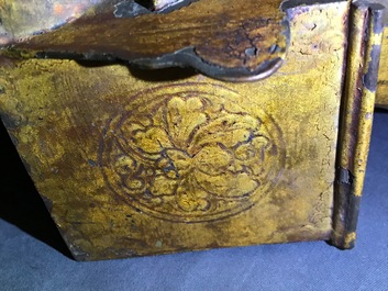 Een grote Chinese vergulde en ingelegd bronzen figuur van Zhenwu op verguld houten basis, Ming