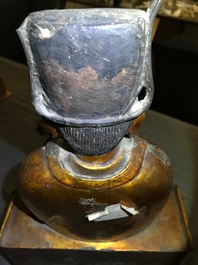 Een grote Chinese vergulde en ingelegd bronzen figuur van Zhenwu op verguld houten basis, Ming