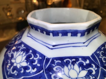 Een Chinese blauwwitte dekselvaas met floraal decor, Transitie periode