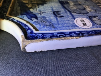 Une plaque en fa&iuml;ence de Delft en bleu et blanc &agrave; sujet maritime, 18&egrave;me