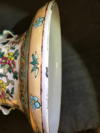 Une paire de vases en porcelaine de Chine famille rose, 19&egrave;me