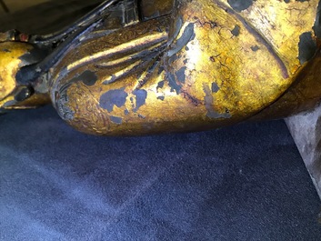 Een grote Chinese vergulde en ingelegd bronzen figuur van Zhenwu op verguld houten basis, Ming
