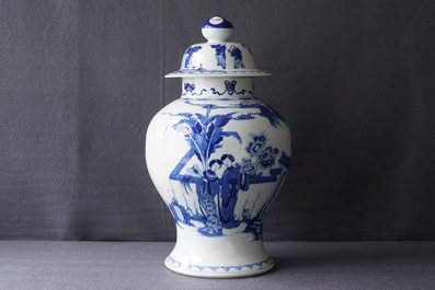 Un vase couvert en porcelaine de Chine bleu et blanc, 19&egrave;me