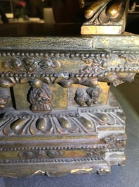 Een grote Chinese vergulde en ingelegd bronzen figuur van Zhenwu op verguld houten basis, Ming