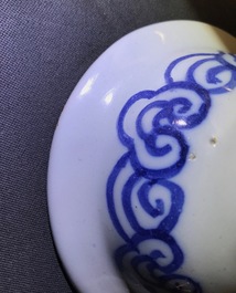 Une paire de vases d'autel en fa&iuml;ence de Delft en bleu et blanc &agrave; d&eacute;cor de chinoiserie, fin du 17&egrave;me