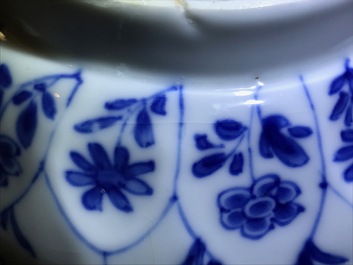 Un bol octagonal en porcelaine de Chine bleu et blanc &agrave; d&eacute;cor floral, Kangxi