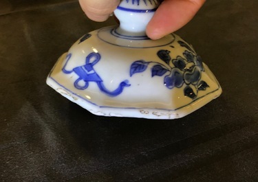 Un vase couvert en porcelaine de Chine bleu et blanc, &eacute;poque Transition