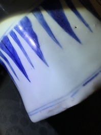 Un vase couvert en porcelaine de Chine bleu et blanc, &eacute;poque Transition