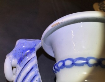 Une paire de vases d'autel en fa&iuml;ence de Delft en bleu et blanc &agrave; d&eacute;cor de chinoiserie, fin du 17&egrave;me