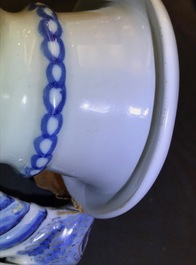 Une paire de vases d'autel en fa&iuml;ence de Delft en bleu et blanc &agrave; d&eacute;cor de chinoiserie, fin du 17&egrave;me