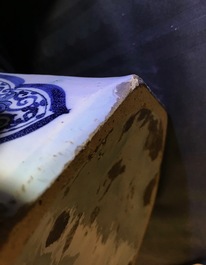 Een grote blauwwitte Delftse vaas met chinoiserie decor, eind 17e eeuw