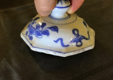 Un vase couvert en porcelaine de Chine bleu et blanc, &eacute;poque Transition