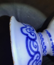 Une paire de vases d'autel en fa&iuml;ence de Delft en bleu et blanc &agrave; d&eacute;cor de chinoiserie, fin du 17&egrave;me
