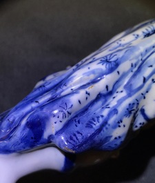 Une paire de figures de joueurs de vielle en fa&iuml;ence de Delft en bleu et blanc, 18&egrave;me
