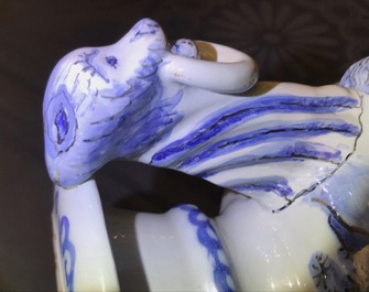 Une paire de vases d'autel en fa&iuml;ence de Delft en bleu et blanc &agrave; d&eacute;cor de chinoiserie, fin du 17&egrave;me