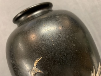 Deux vases en bronze incrust&eacute; et un ikebana &agrave; d&eacute;cor d'un aigle, Japon, Meiji, 19/20&egrave;me
