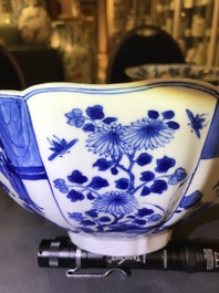 Un bol en porcelaine de Chine bleu et blanc, marque de Chenghua, Kangxi