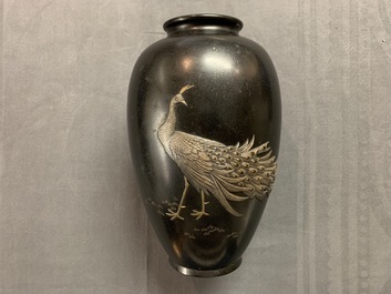 Deux vases en bronze incrust&eacute; et un ikebana &agrave; d&eacute;cor d'un aigle, Japon, Meiji, 19/20&egrave;me