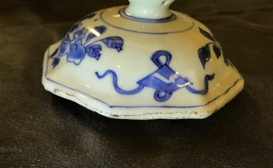Un vase couvert en porcelaine de Chine bleu et blanc, &eacute;poque Transition