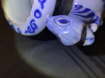 Une paire de vases d'autel en fa&iuml;ence de Delft en bleu et blanc &agrave; d&eacute;cor de chinoiserie, fin du 17&egrave;me