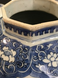 Un vase couvert en porcelaine de Chine bleu et blanc, &eacute;poque Transition