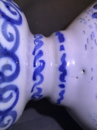 Une paire de vases d'autel en fa&iuml;ence de Delft en bleu et blanc &agrave; d&eacute;cor de chinoiserie, fin du 17&egrave;me